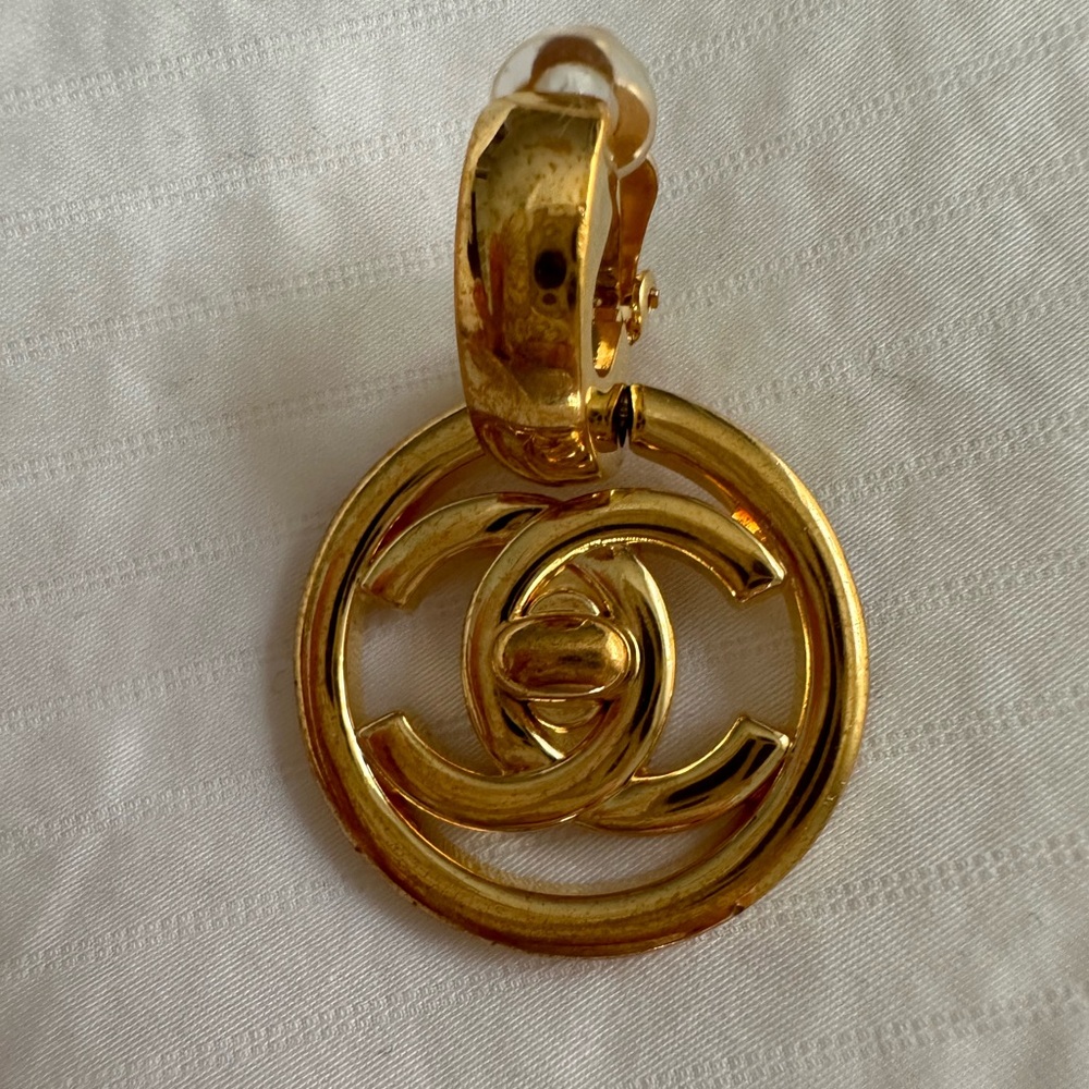 Single vintage Chanel earring